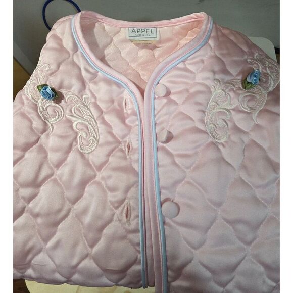 Vintage Appel Quilted Pink Satin Robe Jacket With Floral Embroidery & Buttons - Picture 9 of 9